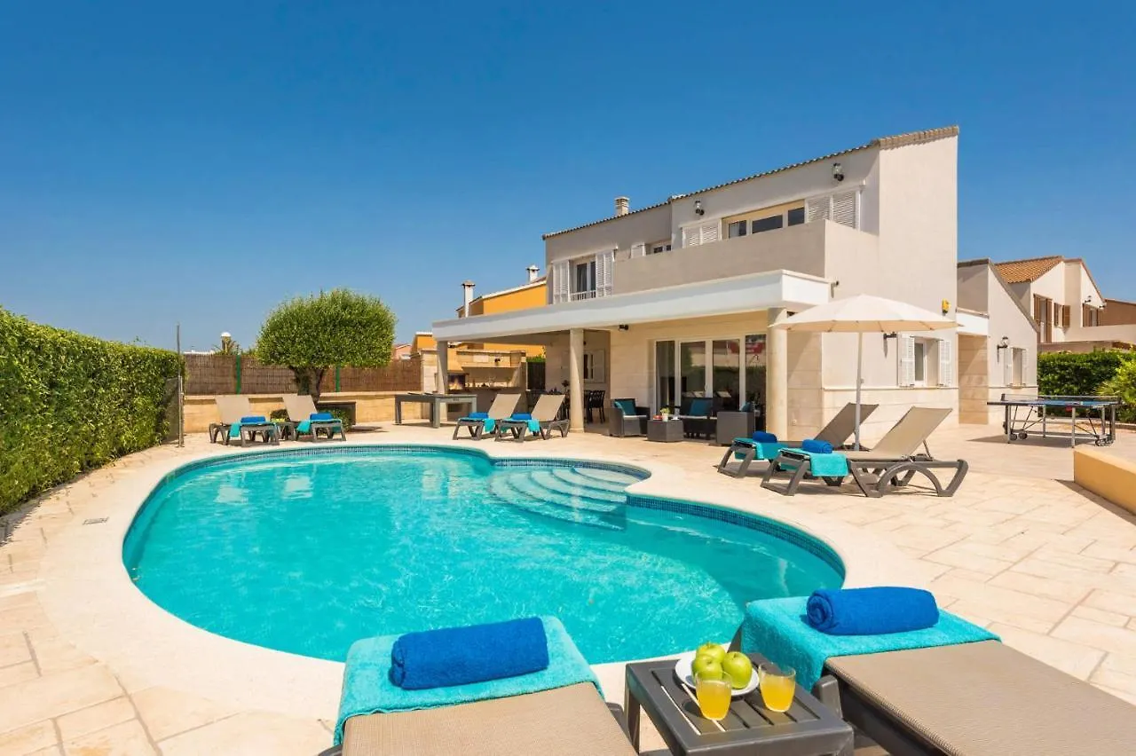 Gris 4 Bedroom Villa, Cala\'N Forcat location